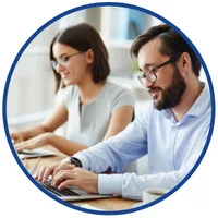 Kurs MS Office dla średniozaawansowanych – mężczyzna i kobieta piszą na laptopach przy wspólnym biurku