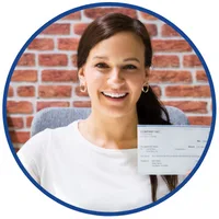 Kadry i Płace w Comarch ERP Optima, kurs dla początkujących – kobieta trzyma wydrukowany dokument
