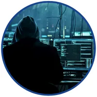 Kurs online „Księgowość, kadry i finanse w dobie cyberprzestępstw” – postać widziana od tyłu przed monitorami z kodem