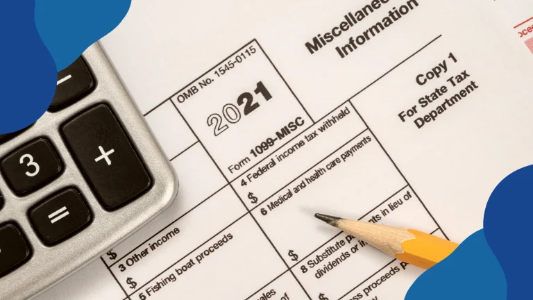 Co się zmieniło w przepisach podatkowych w 2021 roku – formularz z napisem „2021”, kalkulator i ołówek