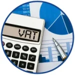 Kurs podatku VAT dla JST w praktyce – kalkulator z napisem „VAT” na wyświetlaczu, długopis i wykresy