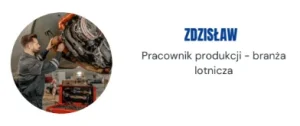 Kurs kadrowo-płacowy od podstaw – mechanik naprawia silnik, napis „Zdzisław – Pracownik produkcji, branża lotnicza”