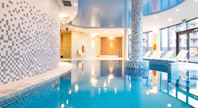 Szkolenie Kadry i płace 2026 w Kołobrzegu – kryty basen z mozaiką w Blue&Green Baltic Hotel