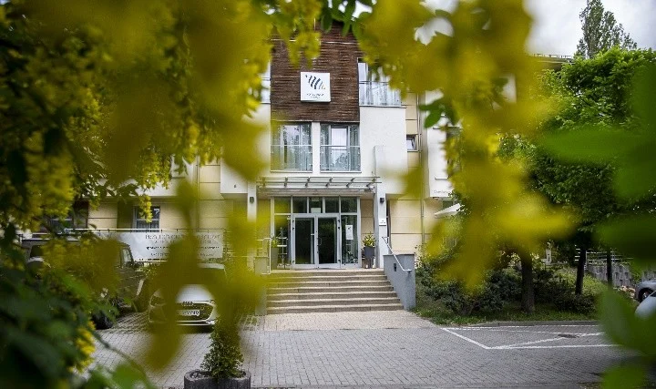 Akademia efektywnej komunikacji zespołowej 2026 w Sopocie – wejście do Hotelu Aqua ze schodami i przeszklonymi drzwiami