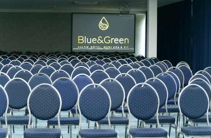 Szkolenie Kadry i płace 2026 w Kołobrzegu – sala konferencyjna z logo „Blue&Green Baltic Hotel” na ekranie