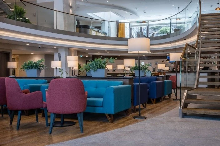 Akademia zamknięcia roku budżetowego 2026 w JSFP – lobby z sofami w Radisson Blu Hotel & Residences w Zakopanem