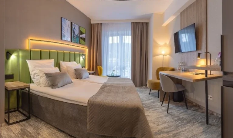 Szkolenia wyjazdowe w Krynicy-Zdroju – pokój w Hotelu Krynica z podwójnym łóżkiem, biurkiem i telewizorem