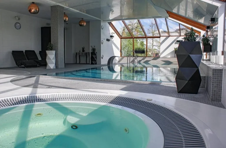 Akademia skutecznego menadżera 2026 w Ostródzie – basen z jacuzzi w strefie wellness Hotelu Willa Port