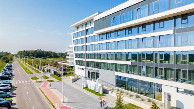 Szkolenia wyjazdowe dla księgowych w Kołobrzegu – Blue&Green Baltic Hotel z przeszkloną elewacją i balkonami