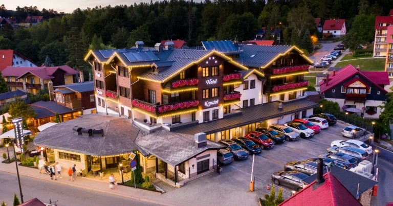 Szkolenia kadrowo-płacowe wyjazdowe – podświetlony Hotel Kryształ o zmierzchu, widok z góry