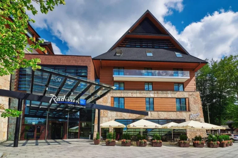Szkolenia wyjazdowe dla księgowych – Radisson Blu Hotel Zakopane ze stromym dachem i tarasem z parasolami