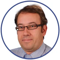 Licencjonowany doradca podatkowy (nr wpisu 10603), absolwent Uniwersytetu Warszawskiego i Wyższej Szkoły Ekonomicznej w Warszawie.