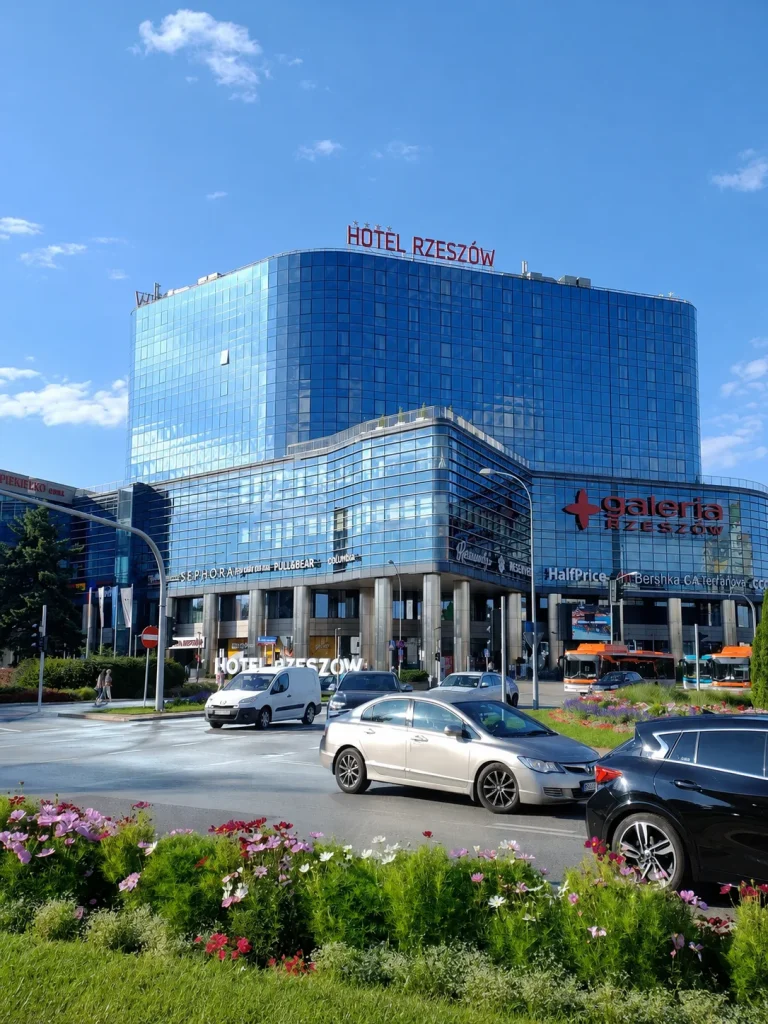 Konferencja podatkowa 2026 – przeszklony budynek z napisem „Hotel Rzeszów” na dachu, obok Galeria Rzeszów