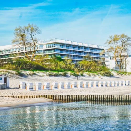 Szkolenia wyjazdowe dla księgowych – Seaside Park Hotel w Kołobrzegu za wydmami, plaża z koszami i morze
