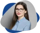 Kontakt do zespołu Wektor Wiedzy – portret pracowniczki w błękitnej koszuli Kontakt do zespołu Wektor Wiedzy – portret pracowniczki firmy szkoleniowej dla księgowych i kadr